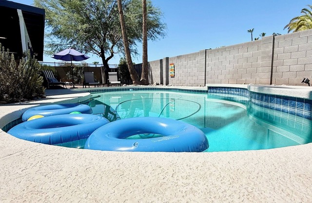 PRIVATE OASIS, 4bdrm with sparkling pool and fun games