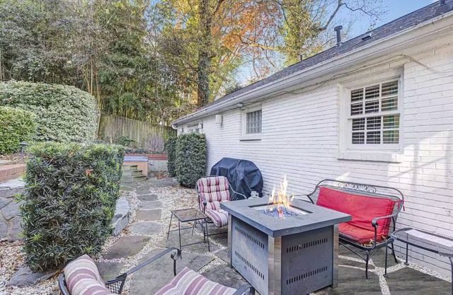 Private Oasis. Uptown. Pool. Hot Tub. Fire pit. Fenced in Yard