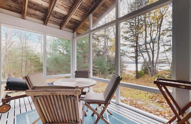 Private oceanfront cottage getaway in Mill Village