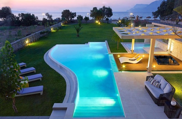 Private peaceful luxury villa with pool and outer jaccuzzi only 20 m from the se