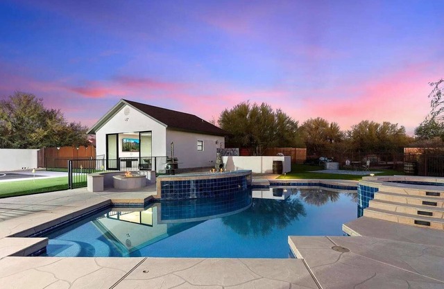 Private Pickleball Court, Pool heat, Spa & Fire Pit +
