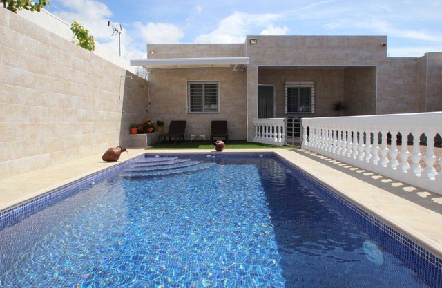 Private pool, perfect for a quiet vacation, close to town and beach - Casa Cantaros -