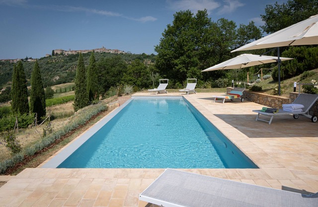 Private pool, A/C, Wifi, enchanting views, vineyards and 5mins to shops & bars