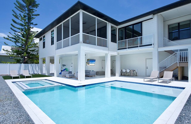 🐚Private Pool + Great Outdoor Living Space-Brand New 5BR+Den Home-Funky Conch🐚