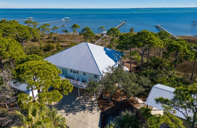 Private pool, hot tub, fenced dog walk, private dock, handicap ramp, Bayfront