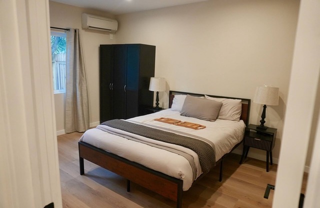 Private Pool + Parking, Many LA Attractions a Fifteen Minute Drive!