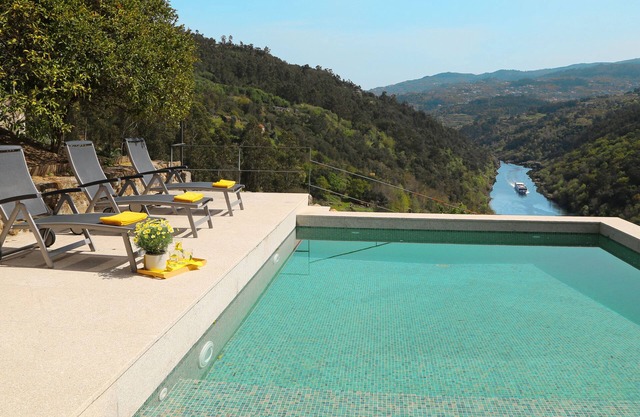 Private Pool with fantastic views over Douro River - Porto & Airport 1H