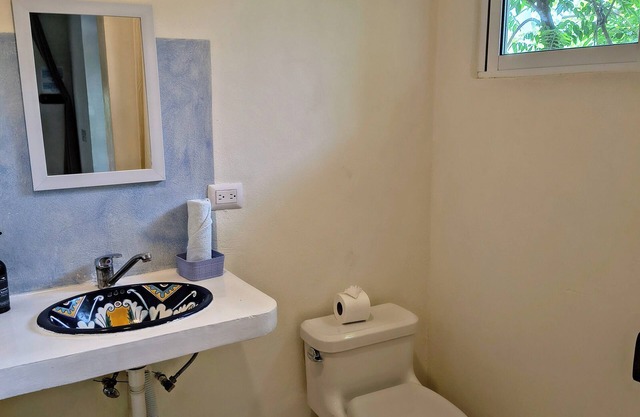 Private pool Wifi 1 block from the lake