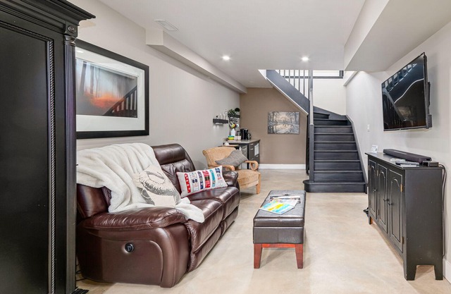 Private Queen Bed Studio near hiking, biking, golf, beach, spa and Blue Mountain