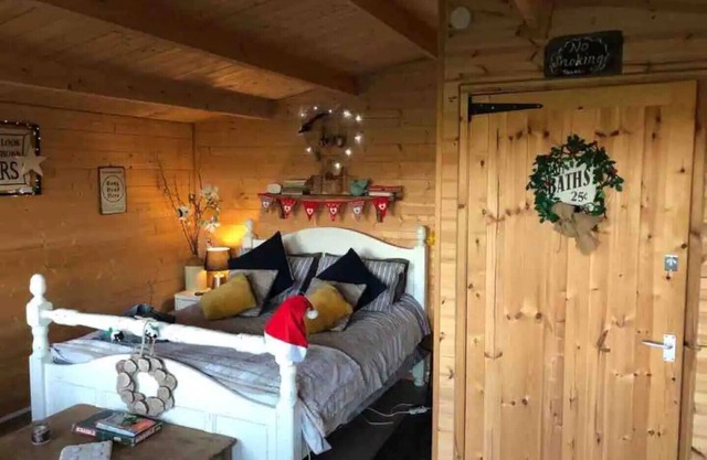 Private Quiet Cabin, overlooking Paddocks Vineyards and Pine Forest