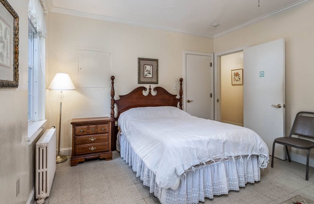 Private Room in Grand Estate w/ Separate Entrance