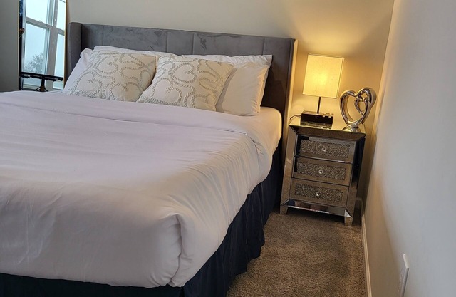 Private stylish Bedroom with a view! Bathroom and Free parking