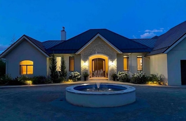 Private suite on peaceful estate. Near town, full kitchen, 20 acre farm-stay !