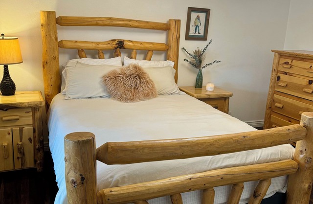 Private Suite with Hot Tub - 8 Miles from the Air Force Academy!