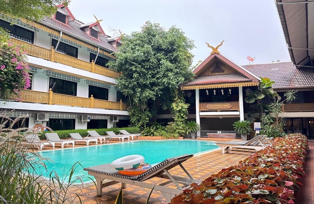 Private Twin w/Shared Bath | Simple & Clean