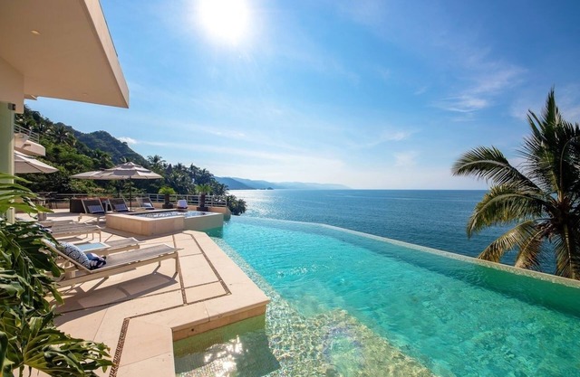 Private villa in Puerto Vallarta with beach access and, infinity pool and views