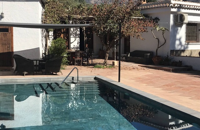 Private Villa Large pool and gardens, AC, Grand Piano, Pizza Oven, Sauna, BBQ