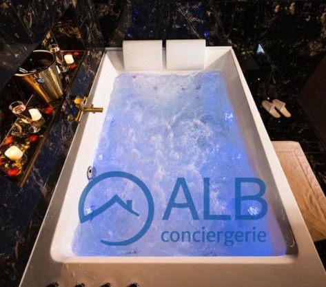 Promesse d'une nuit avec Balnéo privative