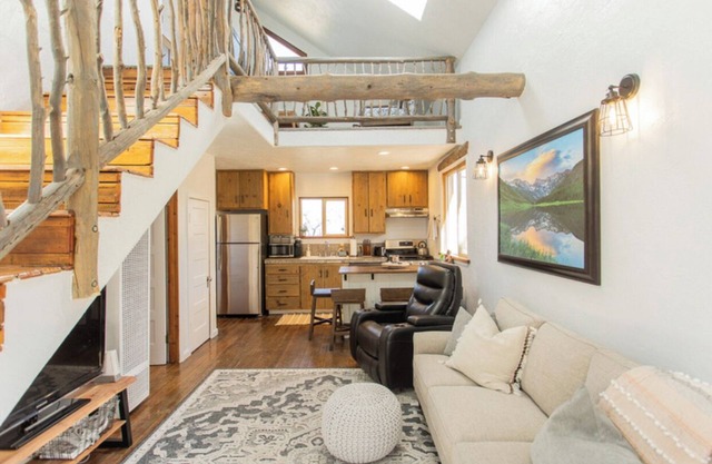 PROMO 5% WEEKLY AND 10% MONTHLY DISCOUNT!nMountain Cabin, conveniently located.