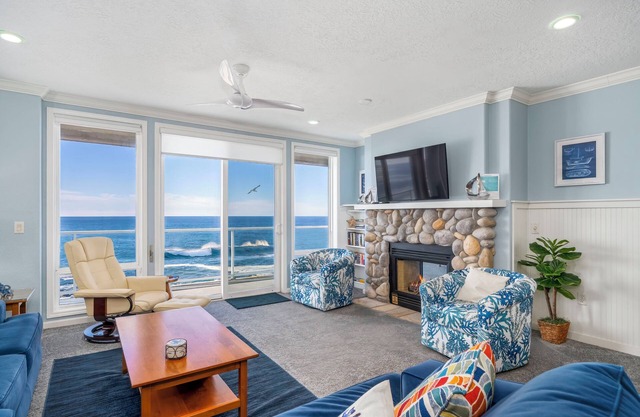 Promo! Second Floor Oceanfront Condo with Pool, Hot Tub, Wifi and Much More!