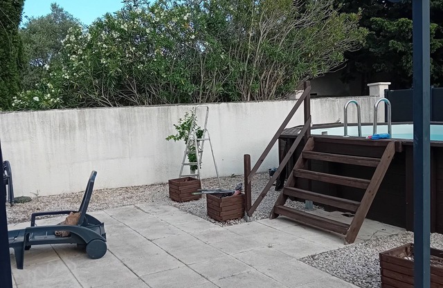 Provencal villa near Avignon with above-ground pool