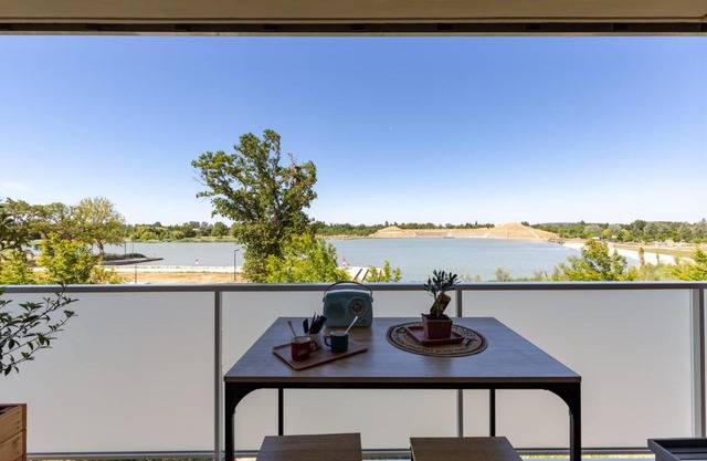 Provence, Studio climatisé, vue lac Spirou 400 metres, Avignon 15 mn