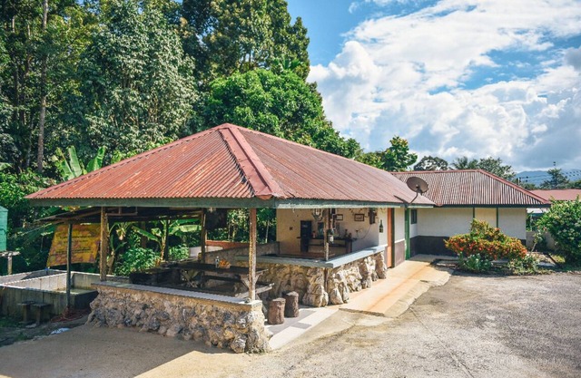 Providing mountain views, a shared lounge and barbecue facilities.