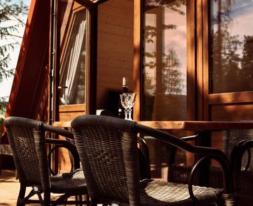 Przystań nad Sanem z widokiem na góry i rzekę