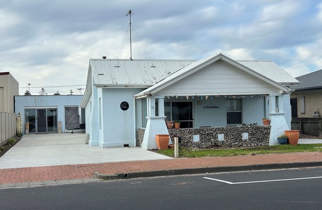Pt Mac Beach House - Seafront Views, Central, Super Cute and Pets are Welcome!