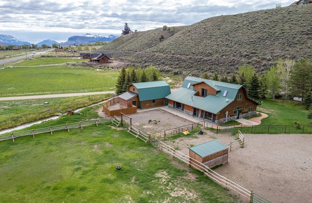 Ptarmigan Ranch North Fork Views 4 Bedrooms!