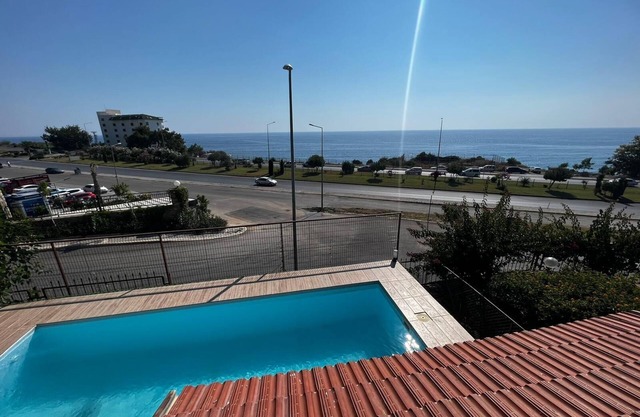 PTİVATE POOL BY SEA SİDE VİLLA3+1