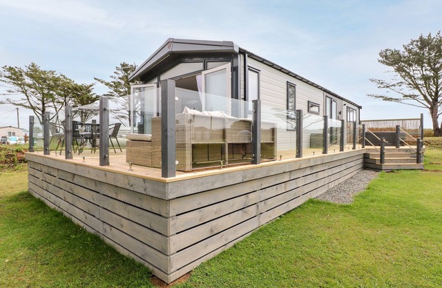 PUFFIN LODGE, pet friendly, with hot tub in Broad Haven