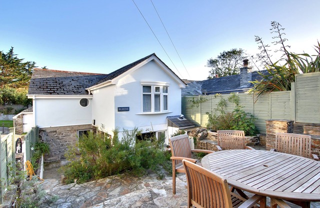 Puffins Cottage, Rock is very close to the beach, parking for 3 cars and garden.
