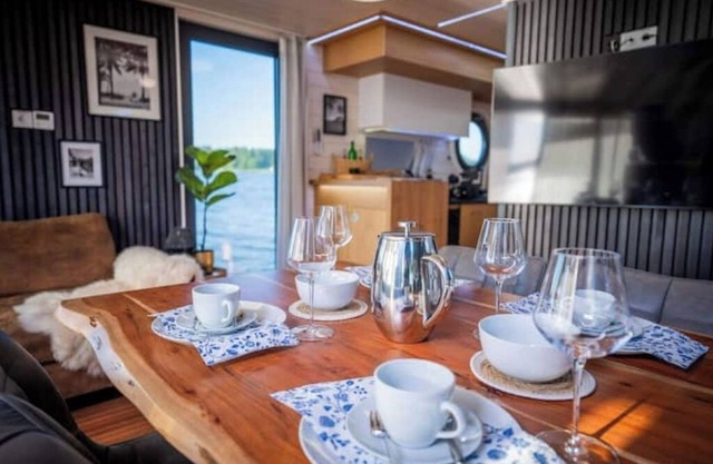 Pure water romance: Miami Woma D13 houseboat