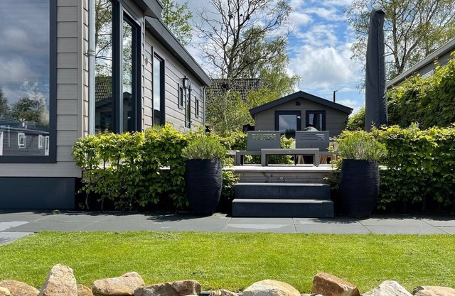 PUUR Eernewoude luxury cabin on open water in the Alde Feanen