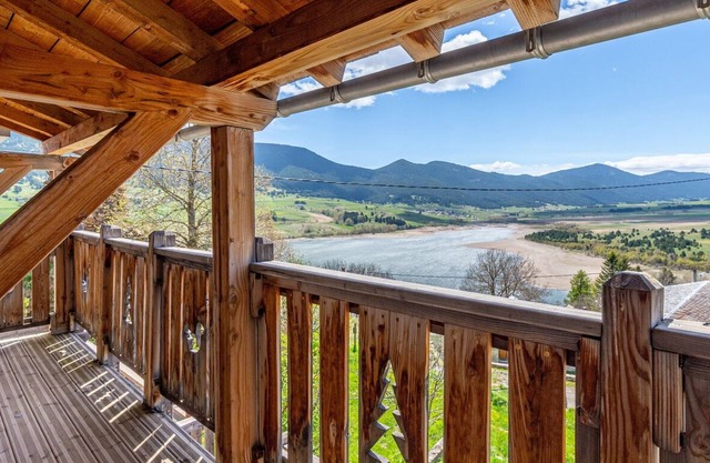 Puyvalador House – Mountain Charm, Stunning Lake View, 10 min from Ski Slopes