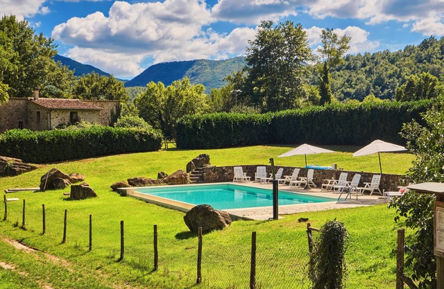 Quercia, traditional farmhouse with pool, relax and enjoy the Tuscan countryside