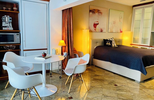 Q-Street-Studio: Charming Apartment in a Historic Timber-Framed House