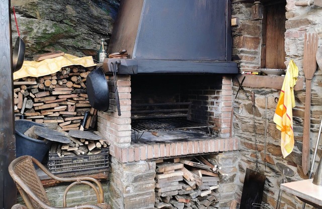 Quadruple with right to patio and barbecue. Pets, meals, barbecue, stove