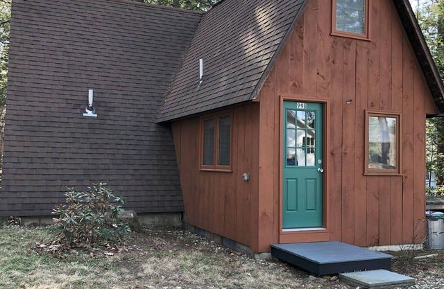 Quaint 2-bedroom waterfront Aframe cabin