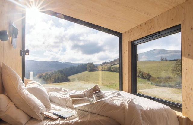 Quaint & cosy cabin tucked away in a private slice of Peak District countryside.