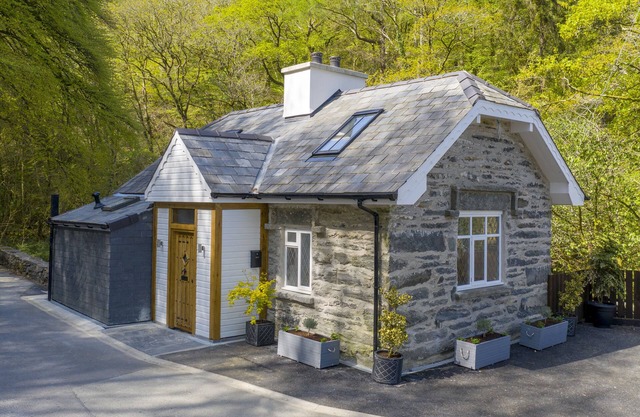 Quaint Cottage with Hot Tub