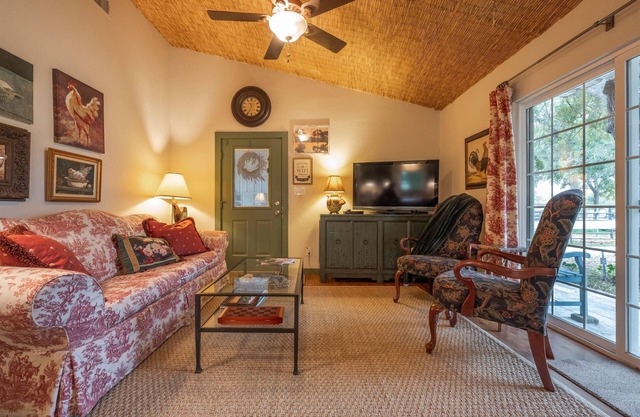 Quaint Countryside Casita: 45 Mi to Ft. Worth