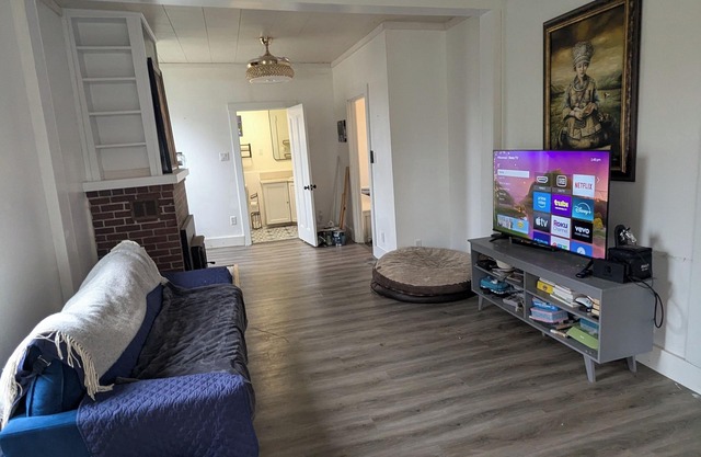 Quaint Farmhouse on 10 acres. Lake access and pet friendly.