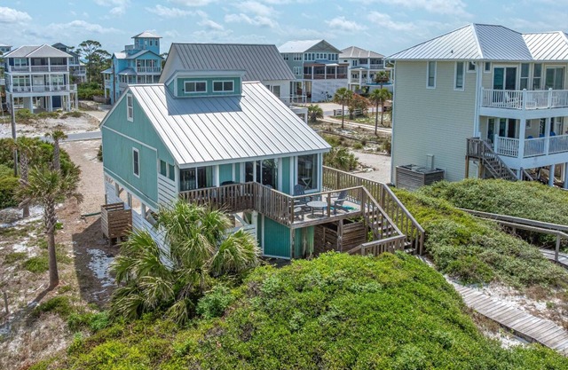 Quaint, private gulf front on North Cape, NEW kitchen and bathrooms!