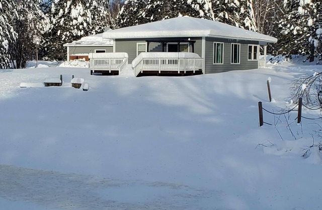 Quaint Year Round Cabin with Access to Lake Minnewawa.