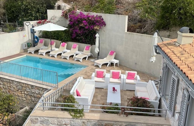 QUALITY VILLA WITH STUNNING VIEWS, NEAR THE SEA, BEACHES, SHOPS, AND RESTAURANTS