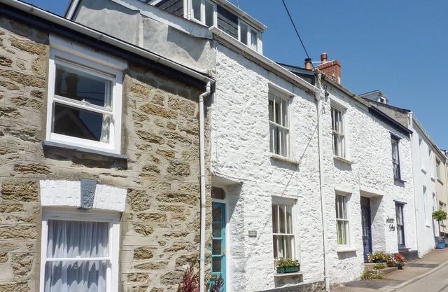QUARRY COTTAGE, pet friendly, character holiday cottage in Flushing