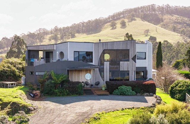 Quarry Hill Lookout . scenic views, luxurious amenities, relaxing atmosphere