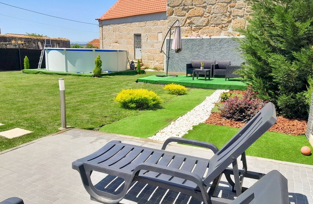 Quarto c/Banheira de Hidromassagem e Piscina e Jardim de uso Partilhado